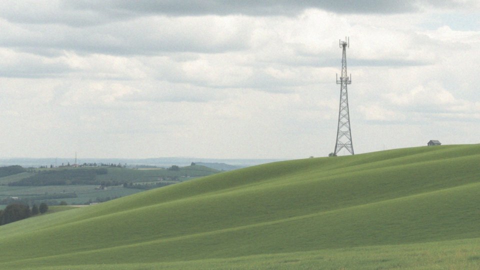 W jaki sposób częstotliwość fal radiowych decyduje o zasięgu komunikacji?